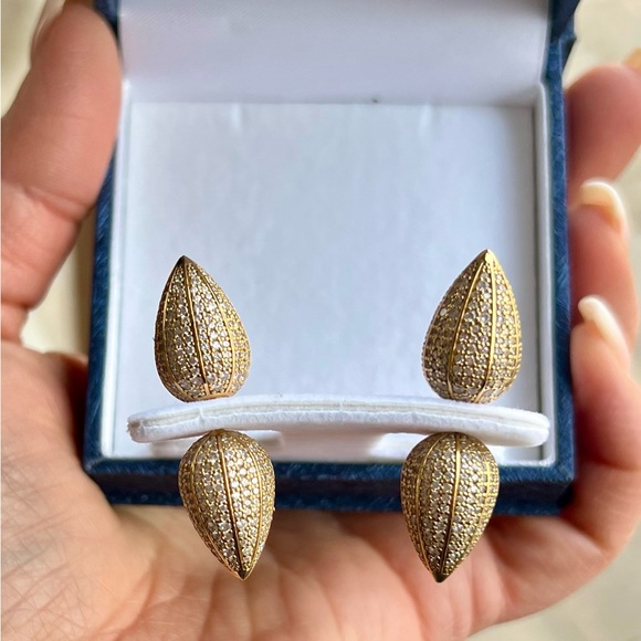 BURBERRY Spear Pavé Stud Earrings - Picture 1 of 3